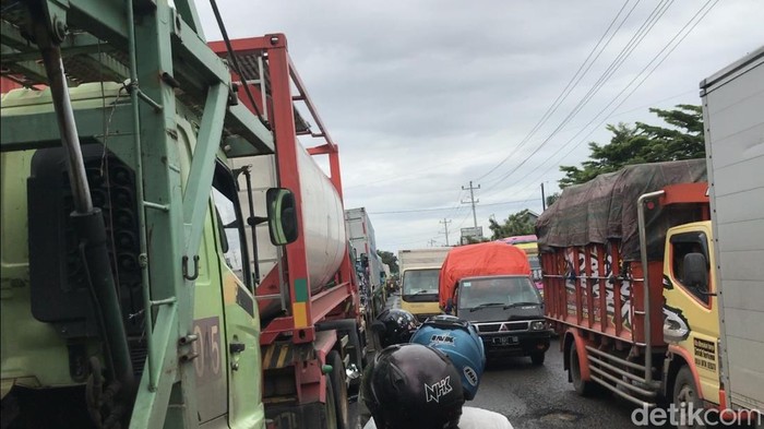 Kondisi macet jalur Pantura Rembang-Pati di Desa Tireman, Kecamatan Rembang, Kamis (2/3/2023) siang.