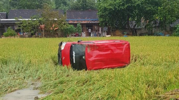 Kondisi mobil jasa pengiriman paket yang terguling di area persawahan milik warga Blora, Kamis (2/3/2023).