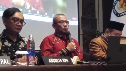 Ketua KPU RI Hasyim Asyari (tengah) menggelar konferensi pers di Bali sebagai tanggapan atas putusan dari PN Jakpus.