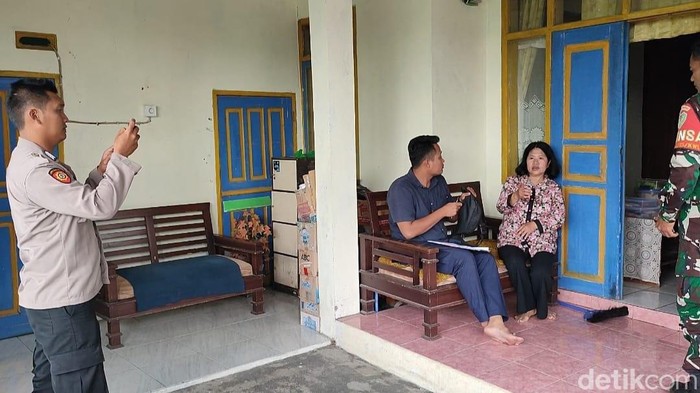 Korban perampokan bermodus kurir saat memberikan keterangan kepada polisi di Tasikmalaya