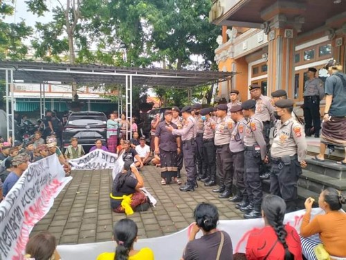 Krama Desa Adat Banyuasri mendatangi kantor MDA Kabupaten Buleleng, melakukan aksi damai menyampaikan aspirasi Kamis (2/3/2023). (Made Wijaya Kusuma)