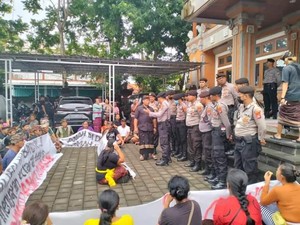 Ratusan Warga Desa Adat Banyuasri Geruduk Kantor MDA Buleleng
