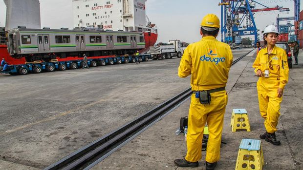 TANJUNG PRIOK, JAKARTA, INDONESIA - 2015/05/05: Japanese engineers are monitoring the railroad cars that are being lowered from a ship onto truck carriage. PT KAI Commuter Jabodetabek (KJC) bring 32 units of KRL purchased a used 205 series from Japan. The train is the first stage of the delivery program for the procurement of 176 units of KRL 2014. (Photo by Garry Andrew Lotulung/Pacific Press/LightRocket via Getty Images)