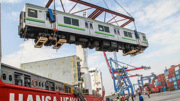 TANJUNG PRIOK, JAKARTA, INDONESIA - 2015/05/05: Some officers assisted heavy equipment lowered railroad cars at the Port of Tanjung Priok. PT KAI Commuter Jabodetabek (KJC) bring 32 units of KRL purchased a used 205 series from Japan. The train is the first stage of the delivery program for the procurement of 176 units of KRL 2014. (Photo by Garry Andrew Lotulung/Pacific Press/LightRocket via Getty Images)
