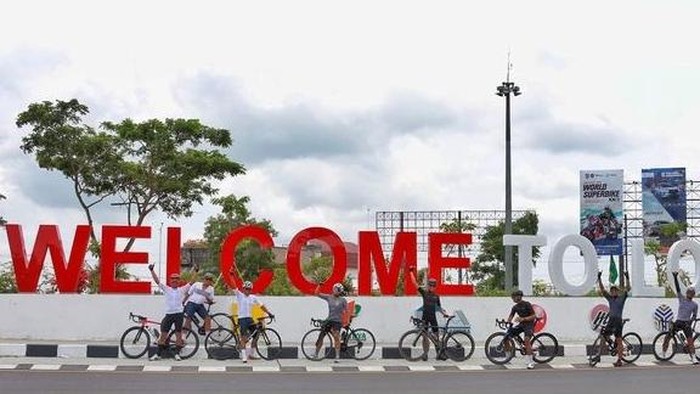 Lampu LED papan nama Welcome to Lombok di bundaran depan Bandara Lombok dicuri. Aksi itu viral diperbincangkan di grup WhatsApp.