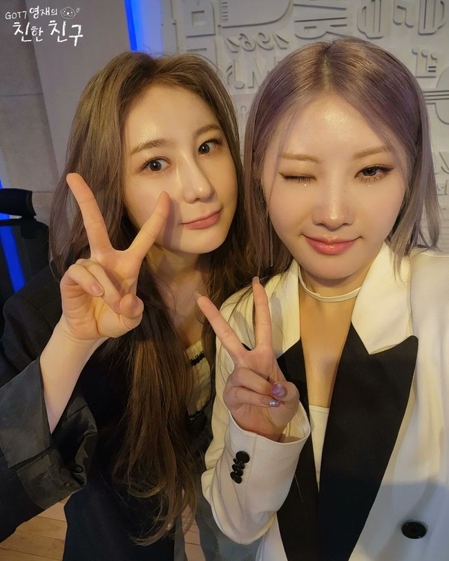 Namun foto Lee Chaeyeon dengan Chaein Purple Kiss yang dibagikan baru-baru ini menuai kritik. Wajah Lee Chaeyeon dinilai berubah drastis setelah melakukan oplas hidung. Foto: Instagram