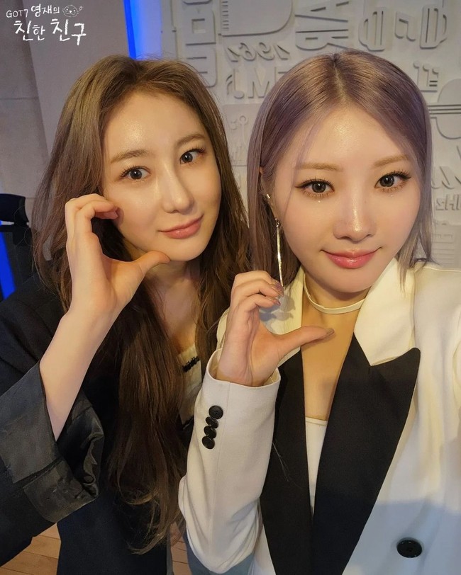 Sepertinya kamu menderita karena albummu yang gagal itu, Kamu jauh lebih cantik sebelumnya, Aku tak mengerti kenapa orang melakukan oplas. Kalian seperti berjudi dengan uang dan kehilangannya saat mencoba menang, komentar sejumlah netizen Korea setelah melihat penampilan baru Chaeyeon. Foto: Instagram