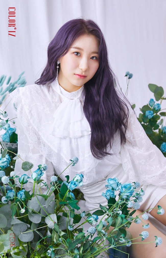 Selama aktif promosi dengan IZ*ONE, Lee Chaeyeon kerap menuai kritik karena fitur wajahnya dianggap tak sesuai dengan standar kecantikan Korea Selatan. Publik juga membandingkan penampilannya dengan sang adik, Chaeryoung ITZY. Foto: Instagram