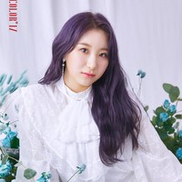 Selama aktif promosi dengan IZ*ONE, Lee Chaeyeon kerap menuai kritik karena fitur wajahnya dianggap tak sesuai dengan standar kecantikan Korea Selatan. Publik juga membandingkan penampilannya dengan sang adik, Chaeryoung ITZY. Foto: Instagram