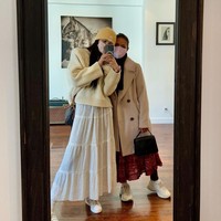 Intip gaya modis ibu dan anak ini saat mirror selfie. Tak sedikit penggemar yang menyebut keduanya seperti kakak adik. Foto: dok. Instagram @chitthipbruschweiler