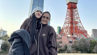 7 Foto Lisa BLACKPINK Liburan Berdua ke Jepang Bareng Ibu, Kompak Banget