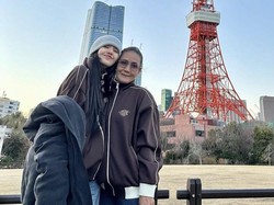 7 Foto Lisa BLACKPINK Liburan Berdua ke Jepang Bareng Ibu, Kompak Banget