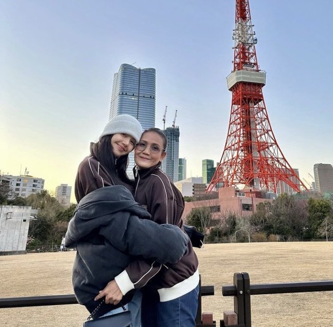 Dalam foto tersebut, Lisa BLACKPINK dan ibunya Chitthip Bruschweiler terlihat kompak memakai jaket coklat koleksi Celine. Foto: dok. Instagram @chitthipbruschweiler