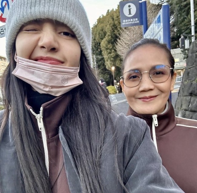 Bepergian dengan anak perempuan itu seperti ini, tulis ibu Lisa BLACKPINK sebagai caption. Foto: dok. Instagram @chitthipbruschweiler