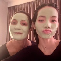 Unggahan lain yang tak kalah gemas menampilkan Lisa BLACKPINK dan ibunya merawat diri. Keduanya memakai clay mask dan membuat penggemar penasaran dengan produknya. Foto: dok. Instagram @chitthipbruschweiler
