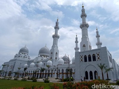 Masjid Raya Sheikh Zayed Kukuh Berdiri, eh Sisakan Mandor Ngutang di Warung