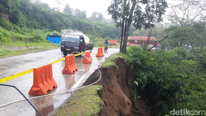 Longsor di jalur wisata SSB Cepogo, Boyolali, Kamis (2/3/2023). Ruas longsor sekitar 14 meter.
