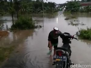 Luapan Bengawan Solo Mulai Banjiri Akses Jembatan Gantung Ngawi