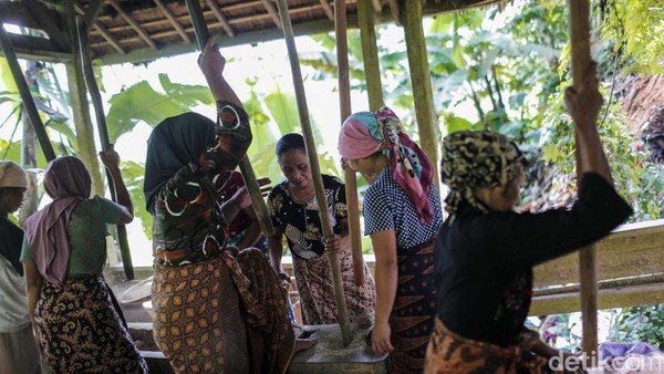 Sejak pagi, alu terdengar riuh rendah dari belakang rumah ketua adat, Abah Asep Nugraha. Sekitar 15 perempuan dari usia muda hingga setengah baya berkumpul menumbuk padi di sana.