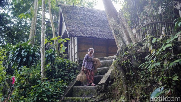 Di Kasepuhan Sinar Resmi, tiap keluarga wajib memiliki satu lumbung padi.