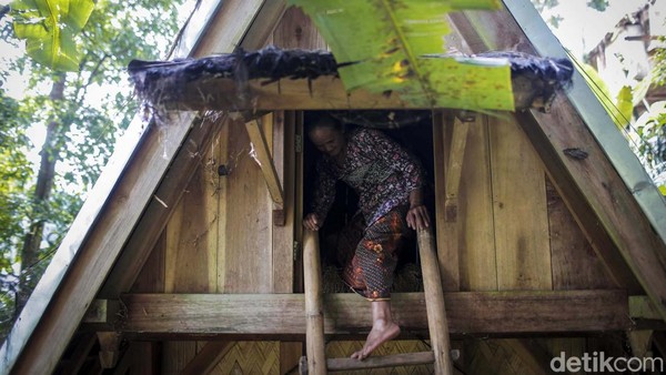Selain lumbung keluarga, ada pula bank padi atau lumbung komunal bernama Leuit Sijimat. Lumbung komunal ini berjarak 50 meter dari rumah ketua adat, Abah Asep. Selain lumbung keluarga, ada pula bank padi atau lumbung komunal bernama Leuit Sijimat. Lumbung komunal ini berjarak 50 meter dari rumah ketua adat, Abah Asep.