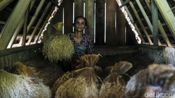 Desa adat yang kukuh mempertahankan pertanian sebagai mata pencaharian ini berada di Kasepuhan Sinar Resmi, Kecamatan Cisolok, Kabupaten Sukabumi, Jawa Barat.