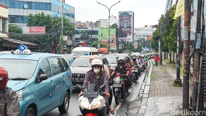 Macet di Jl Ir H Juanda, Ciputat, Tangerang Selatan, 2 Maret 2023, pagi. (Adrial Akbar/detikcom)