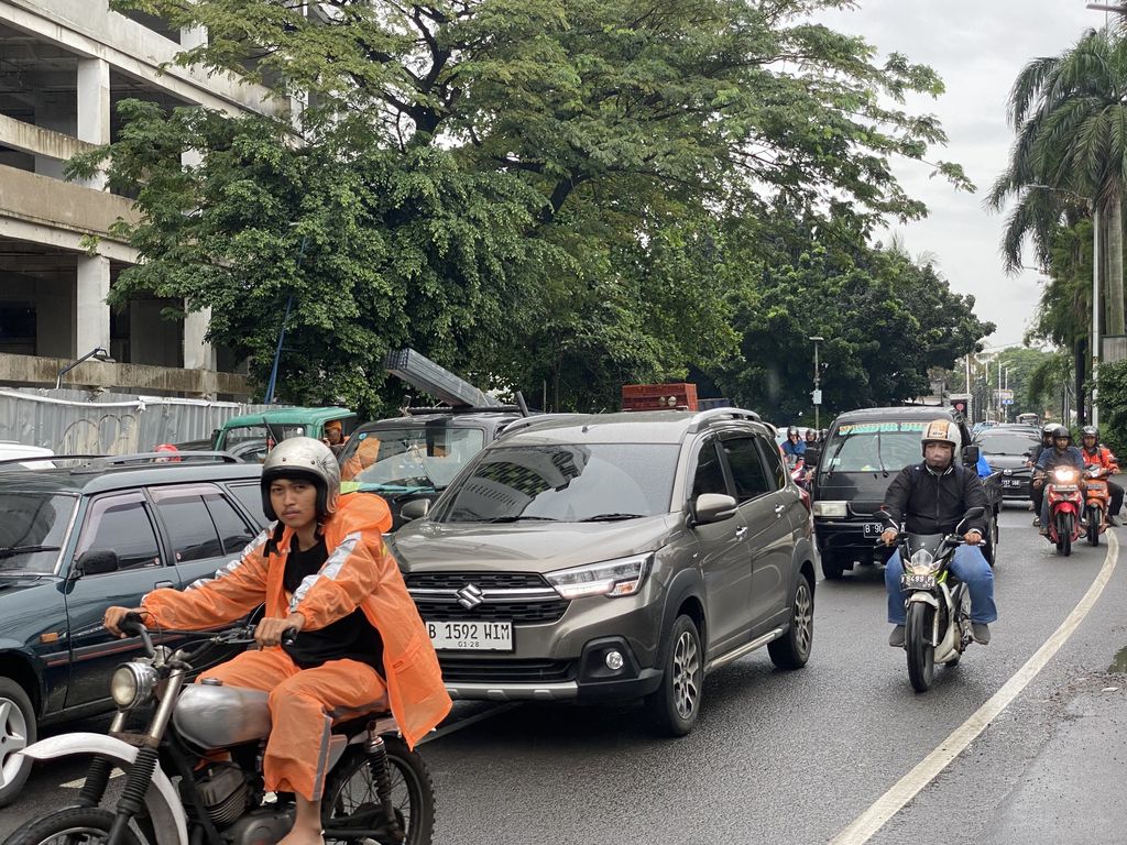 Macet di Tanjung Barat pada Kamis (2/3/2023)-(Devi/detikcom)