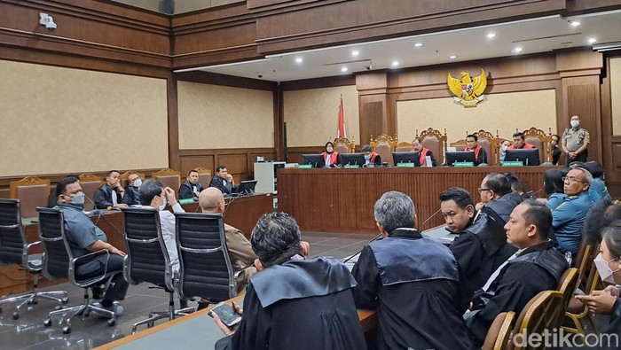 Mantan Dirjen Kemhan Laksda (Purn) Agus Purwoto, Surya Cipta, dan Arifin Wiguna didakwa terkait korupsi pengadaan satelit slot orbit 123 derajat BT Kemenhan. (Yulida M/detikcom)