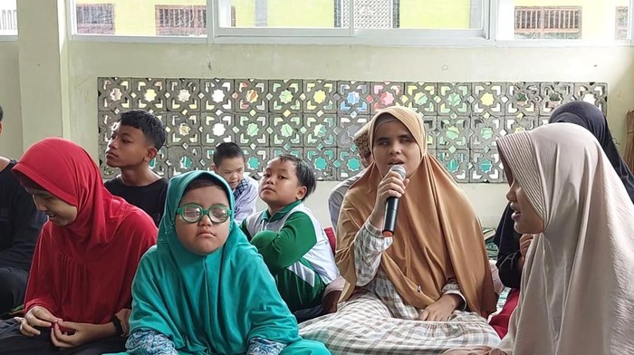 Lala dan teman-teman tunanetra lainnya di Pesantren dan SLB Gratis Cahaya Quran Yayasan Tabungan Surga di Ciampea, Bogor, Jawa Barat.