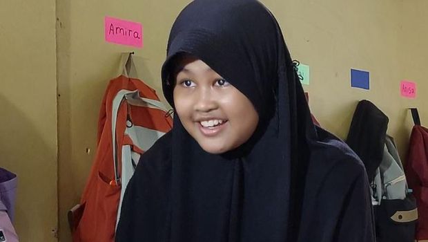 Lala adalah seorang tunanetra sejak kecil dan dibesarkan oleh keluarga dengan ekonomi terbatas. Ayahnya bekerja sebagai penjahit.
