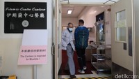 Yang bikin masjid ini jadi populer adalah kantin halalnya, letaknya di lantai 5. (bonauli/detikcom)