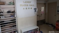 Ruang salat wanita ada di lantai 3, rak sepatu pun disediakan di luar ruangan. (bonauli/detikcom)