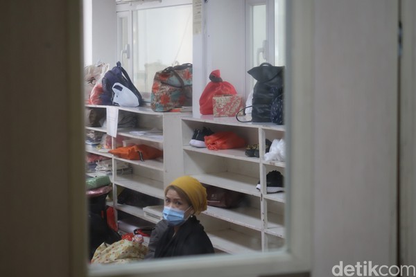 Lantas bagaimana dengan barang bawaan? Aman, barang bawaan bisa dibawa masuk dan disimpan di rak yang sudah disediakan. (bonauli/detikcom)