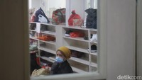 Lantas bagaimana dengan barang bawaan? Aman, barang bawaan bisa dibawa masuk dan disimpan di rak yang sudah disediakan. (bonauli/detikcom)