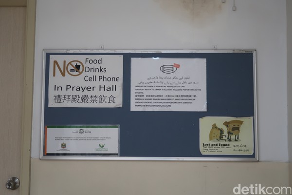 Saat salat, pengunjung dilarang untuk membawa makanan, minuman dan alat komunikasi, sehingga ibadah berjalan khidmat. (bonauli/detikcom)