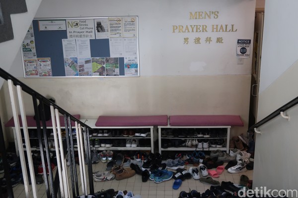 Ruang salat pria ada di lantai 2, rak sepatu sudah disediakan di depan pintu masuk. (bonauli/detikcom) Ruang salat pria ada di lantai 2, rak sepatu sudah disediakan di depan pintu masuk. (bonauli/detikcom)