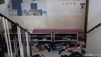Ruang salat pria ada di lantai 2, rak sepatu sudah disediakan di depan pintu masuk. (bonauli/detikcom)