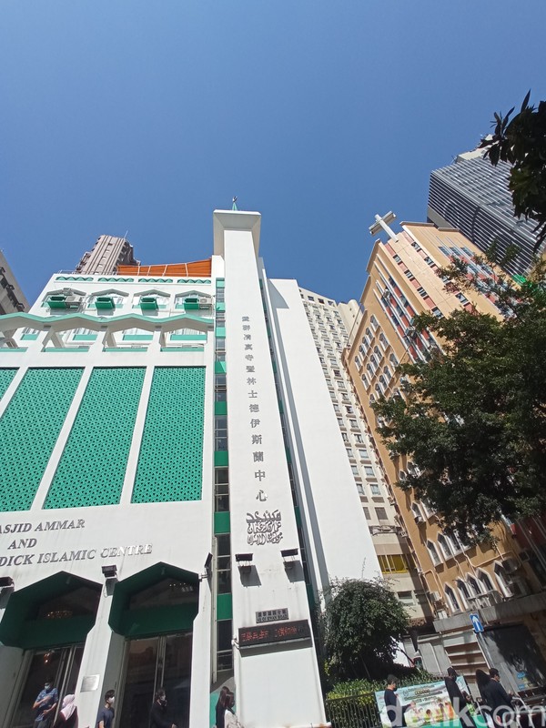 Masjid Ammar dan Osman Ramju Sadick Islamic Centre adalah masjid ketiga yang dibangun di Hong Kong. Masjid ini berseberangan dengan Church of Christ. (bonauli/detikcom) Masjid Ammar dan Osman Ramju Sadick Islamic Centre adalah masjid ketiga yang dibangun di Hong Kong. Masjid ini berseberangan dengan Church of Christ. (bonauli/detikcom)