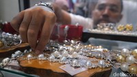 Sejumlah pengunjung tampak melihat-lihat produk bertajuk The 23rd Jakarta International Handicraft Trade Fair (INACRAFT 2023) yang berlangsung di JCC, Kamis (2/3/2024). Inacraft merupakan salah satu pameran produk kerajinan terbesar di Asia Tenggara.   