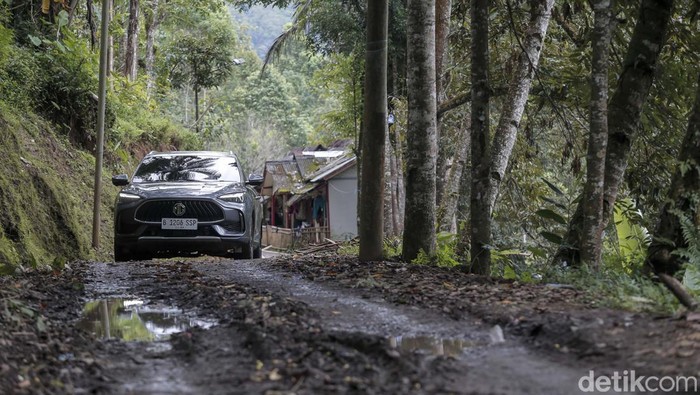 Menapaki Kasepuhan Sinar Resmi Dengan MG New HS Usai menjelajahi Baduy, perjalanan MG New HS bersama detikOto kini berlanjut ke Kesepuhan Sinar di Banten Selatan.