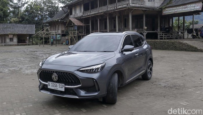 Menapaki Kasepuhan Sinar Resmi Dengan MG New HS Usai menjelajahi Baduy, perjalanan MG New HS bersama detikOto kini berlanjut ke Kesepuhan Sinar di Banten Selatan.