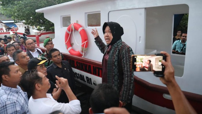 Menteri Sosial Tri Rismaharini saat meninjau pembuatan kapal nelayan  di Pantai Wairhubing, Desa Watuliwung, Kecamatan  Kangae, Kabupaten Sikka.