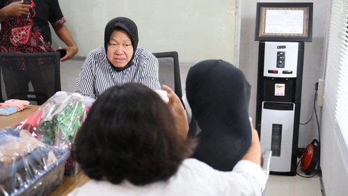 Mensos Risma menemui NA, pelajar yang diperkosa oleh sepupunya di Ende, NTT. Risma meminta polisi memberi hukuman maksimal kepada pelaku.