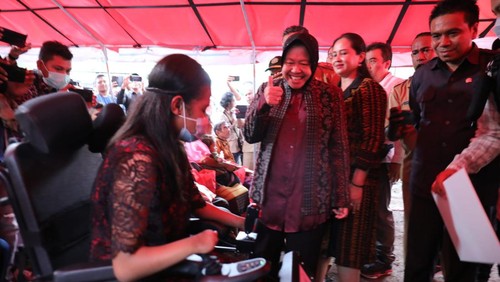 Menteri Sosial Tri Rismaharini menyerahkan bantuan kursi roda saat kunjungan kerja di Kabupaten Sikka, Nusa Tenggara Timur (NTT). (IST)