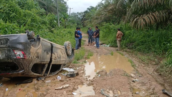 Mobil diduga milik komplotan pengedar uang palsu di Jambi yang dirusak warga. (Foto: Istimewa)
