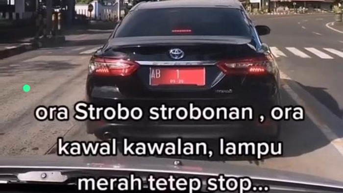Mobil Gubernur DIY taat lalu lintas dan tanpa pengawalan ramai di media sosia.