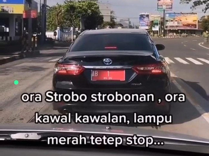 Mobil Gubernur DIY taat lalu lintas dan tanpa pengawalan ramai di media sosia.