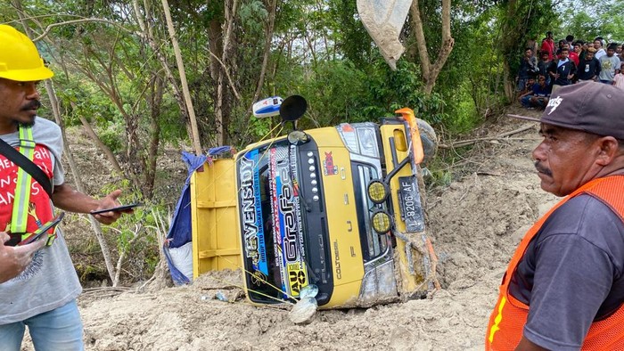 Mobil truk bermuatan batu terbalik saat melintasi lokasi longsor Takari KM 72, Kupang, NTT, Rabu (1/3/2023).