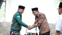 Dirjen Pajak Suryo Utomo bertemu Ketua Umum PBNU Yahya Cholil Tsaquf. Pertemuan berlangsung di rumah Ketum PBNU, kawasan Menteng Jakarta Pusat. Foto: Dok. Ditjen Pajak